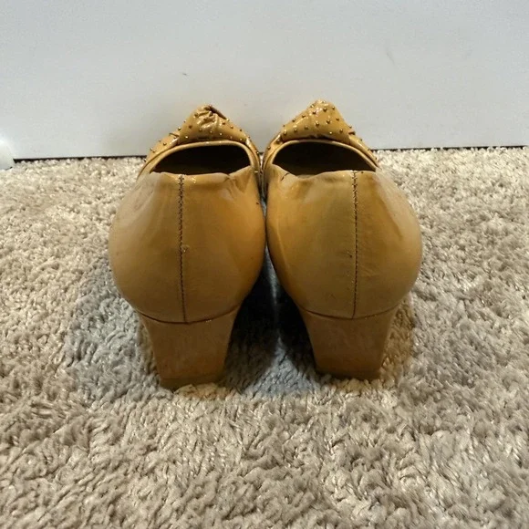 Stuart Weitzman Shoes Womens Size 10 Yellow Studded Bow Wedge Pumps JW73513 - Picture 4 of 9